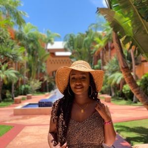 Meet your Posher, Nia